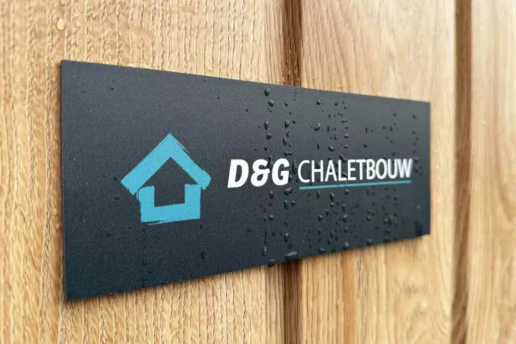 D&G Chaletbouw merknaam plaat